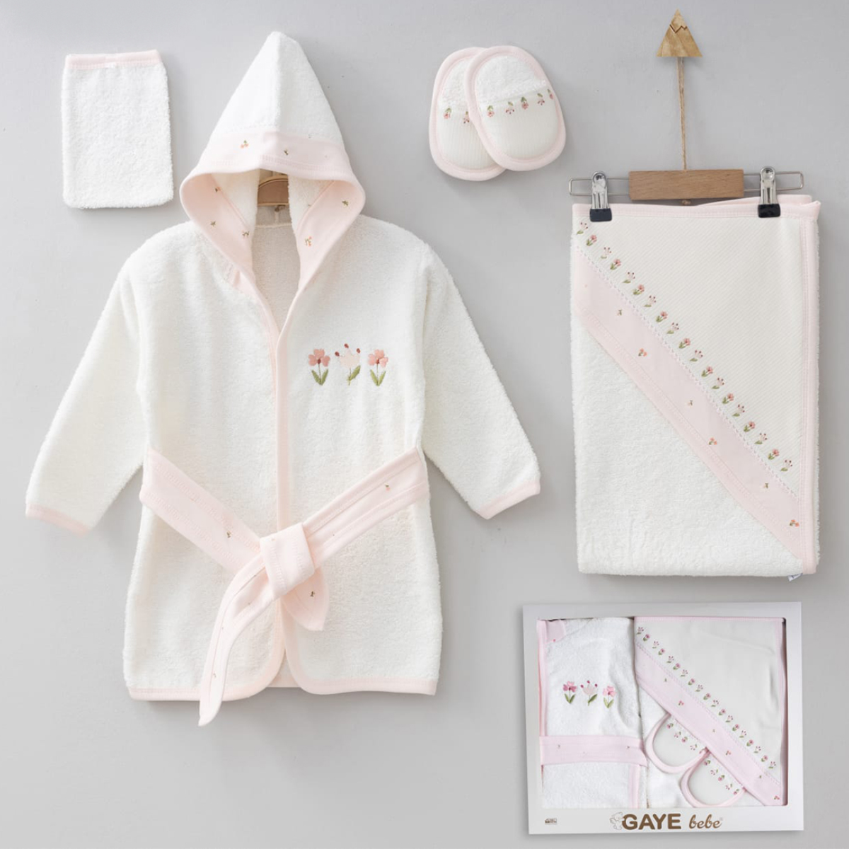 ست حوله نوزادی 4 تیکه دخترانه گلدار ترک جعبه دار