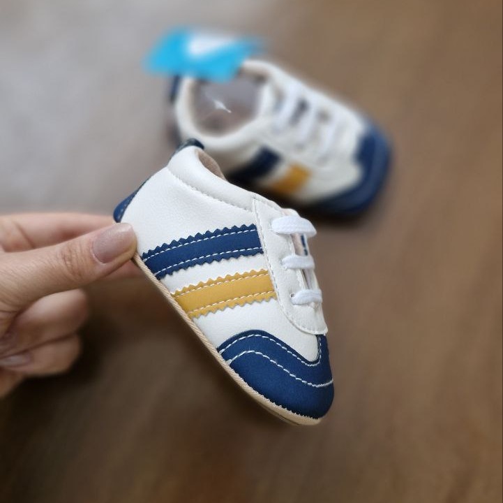 پاپوش اسپرت نوزادی آدیداس بند دار وارداتی پاپوش اسپرت نوزادی آدیداس بند دار وارداتی