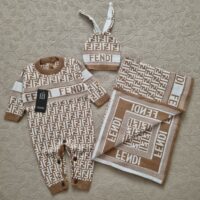 ست بافت نوزادی 3 تیکه طرح فندی Fendi سفید شتری ترک