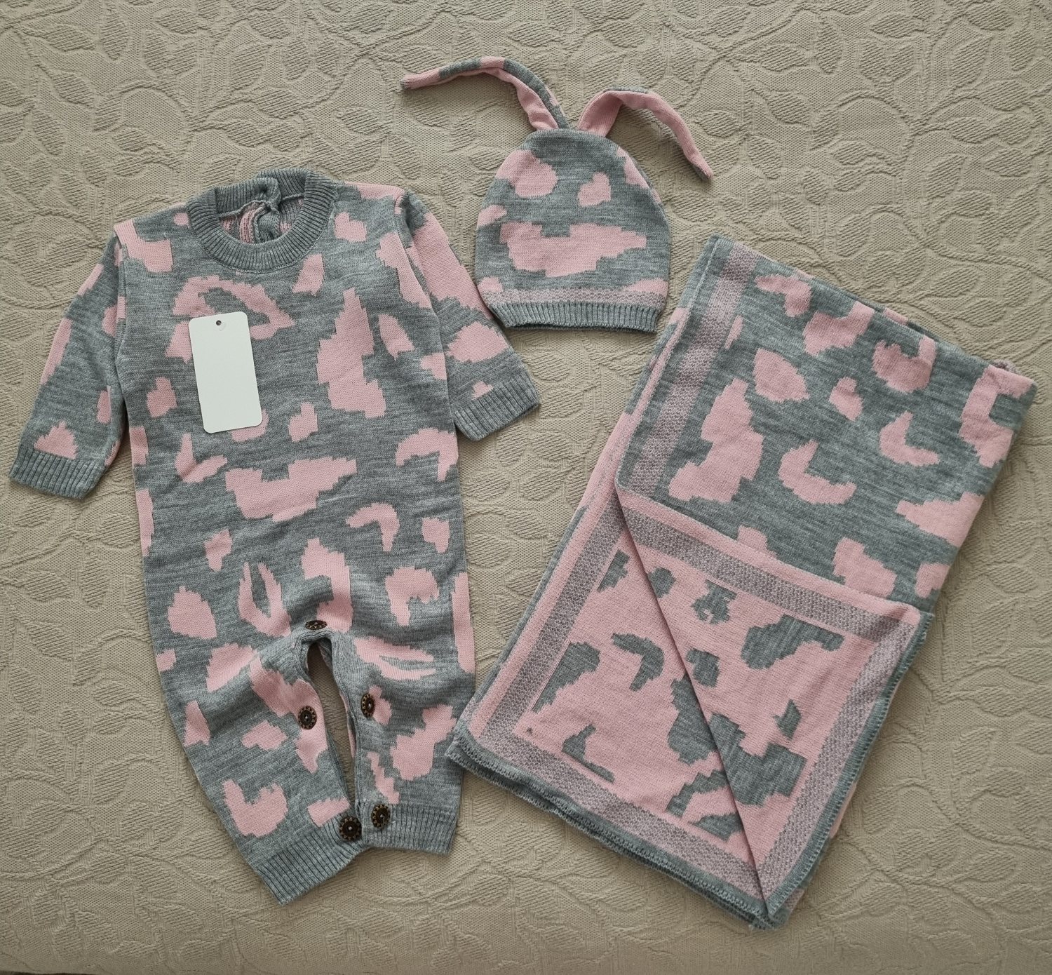 ست بافت نوزادی 3 تیکه طرح گاوی طوسی صورتی ترک ست بافت نوزادی 3 تیکه طرح گاوی طوسی صورتی ترک