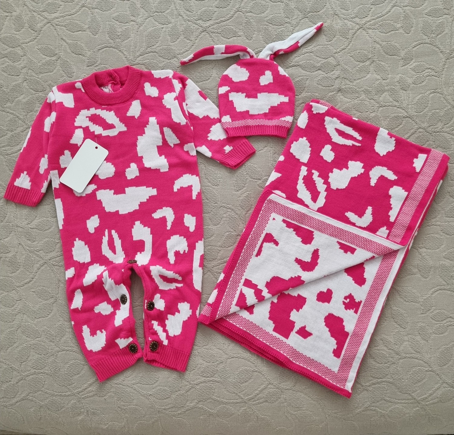 ست بافت نوزادی 3 تیکه طرح گاوی سرخابی سفید ترک ست بافت نوزادی 3 تیکه طرح گاوی سرخابی سفید ترک