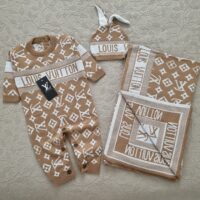 ست بافت نوزادی 3 تیکه طرح لویی ویتون LV شتری سفید ترک
